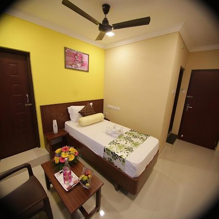 Mirage Residency Hotel Kochi Екстериор снимка